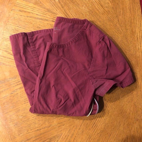 This Jaanuu scrub SET is the prettiest, most flattering scrub set you’ll find! - Picture 2 of 4